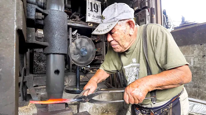 89-летний суперстарик! Удивительные навыки в изготовлении ножей на протяжении многих лет.